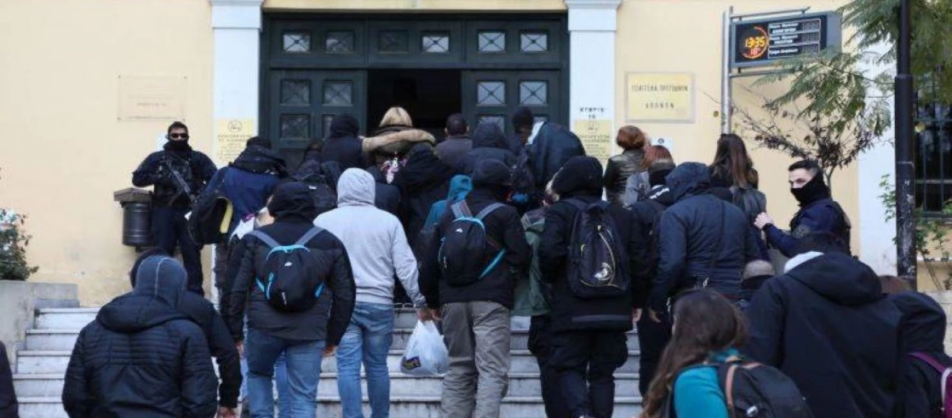 Διώξεις για Κουκάκι: Οι συλληφθέντες φώναζαν συνθήματα κατά της αστυνομίας - Ελεύθερη η κόρη του ηθοποιού